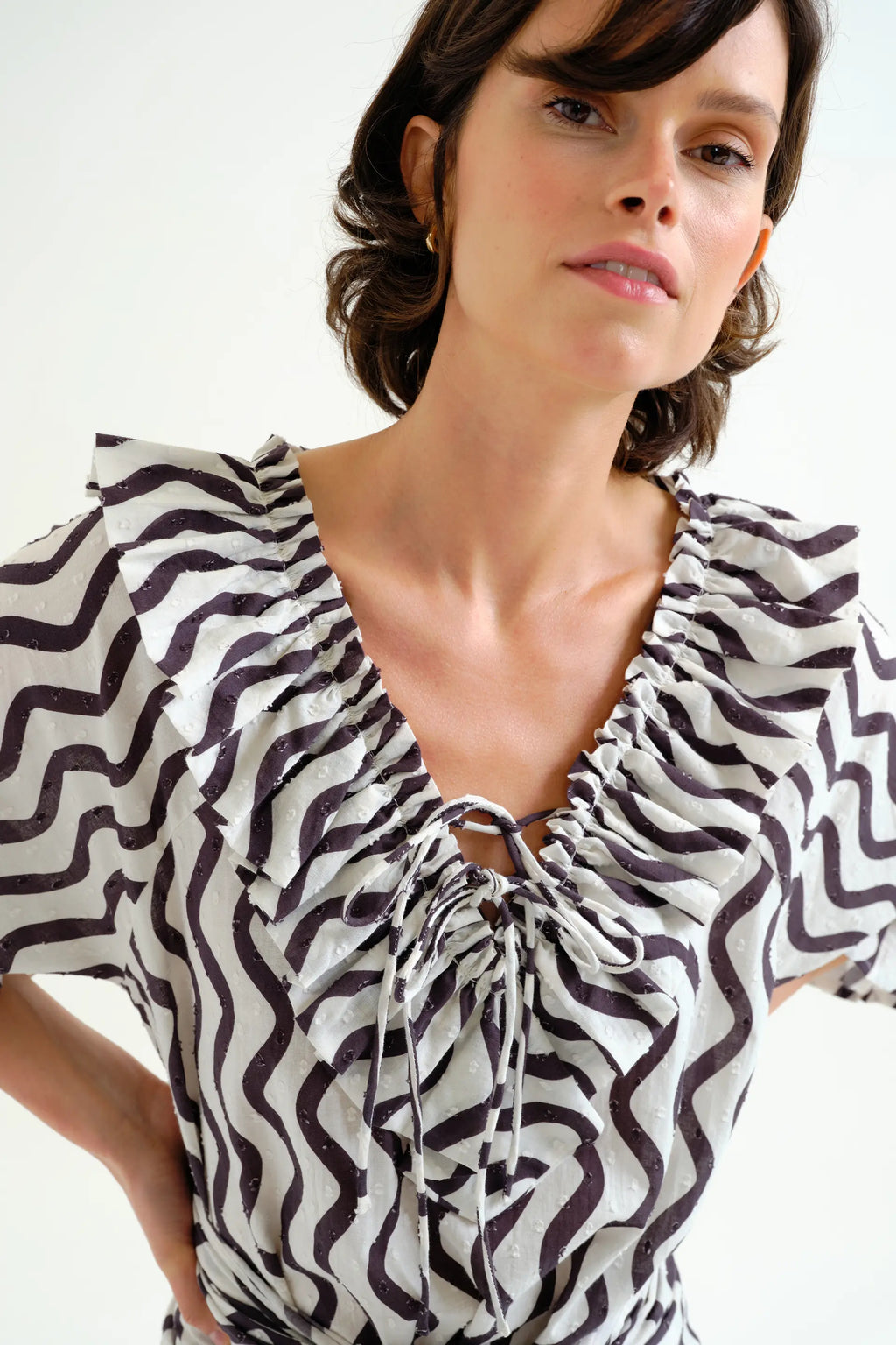 Top playero con estampado Wave Black & White con volantes