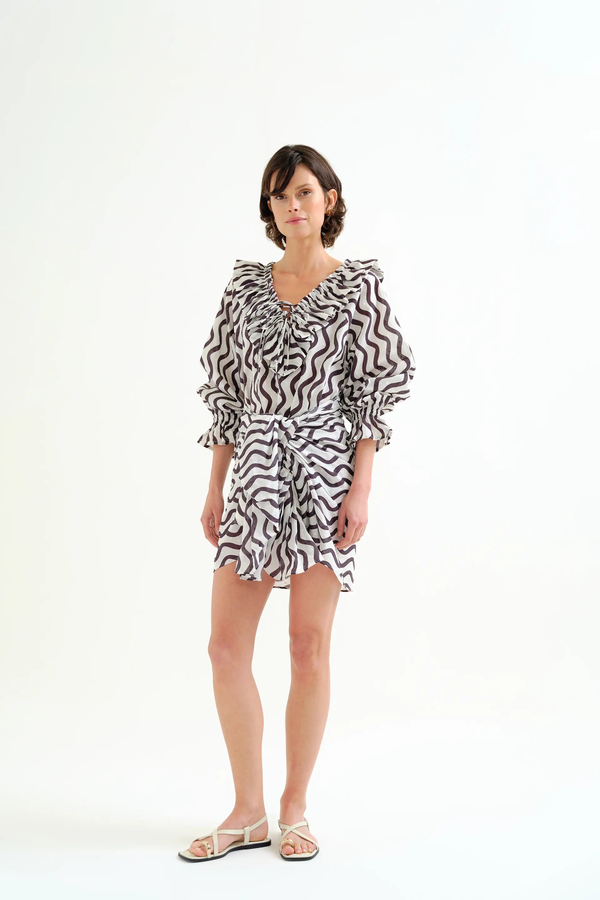 Top playero con estampado Wave Black & White con volantes