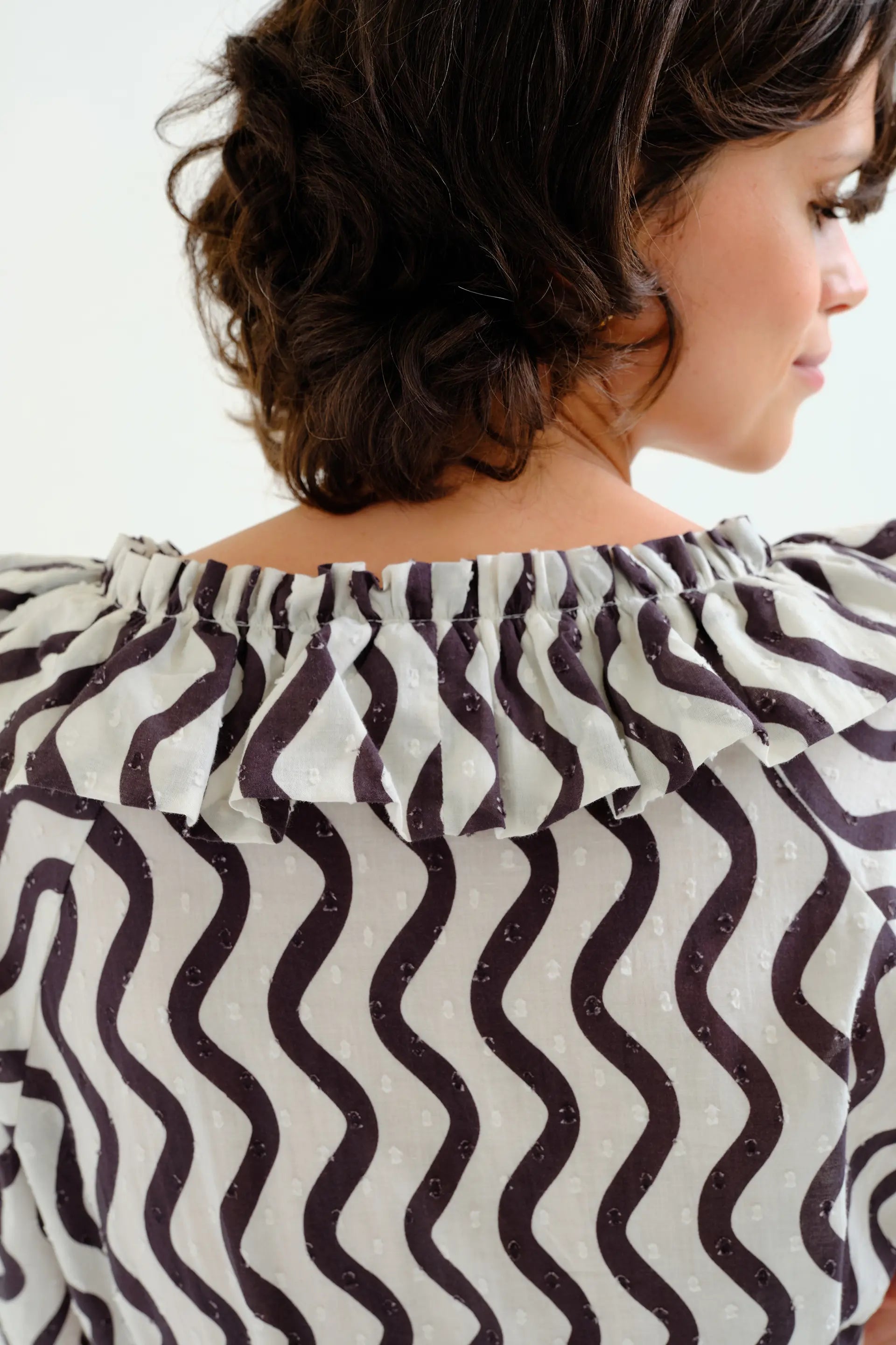 Top playero con estampado Wave Black & White con volantes