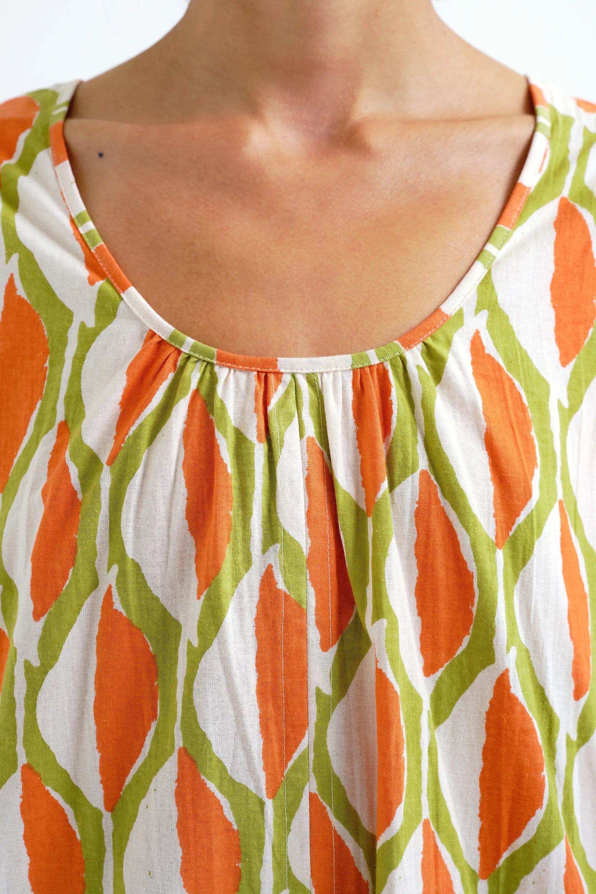 Vestido corto con estampado Aloe