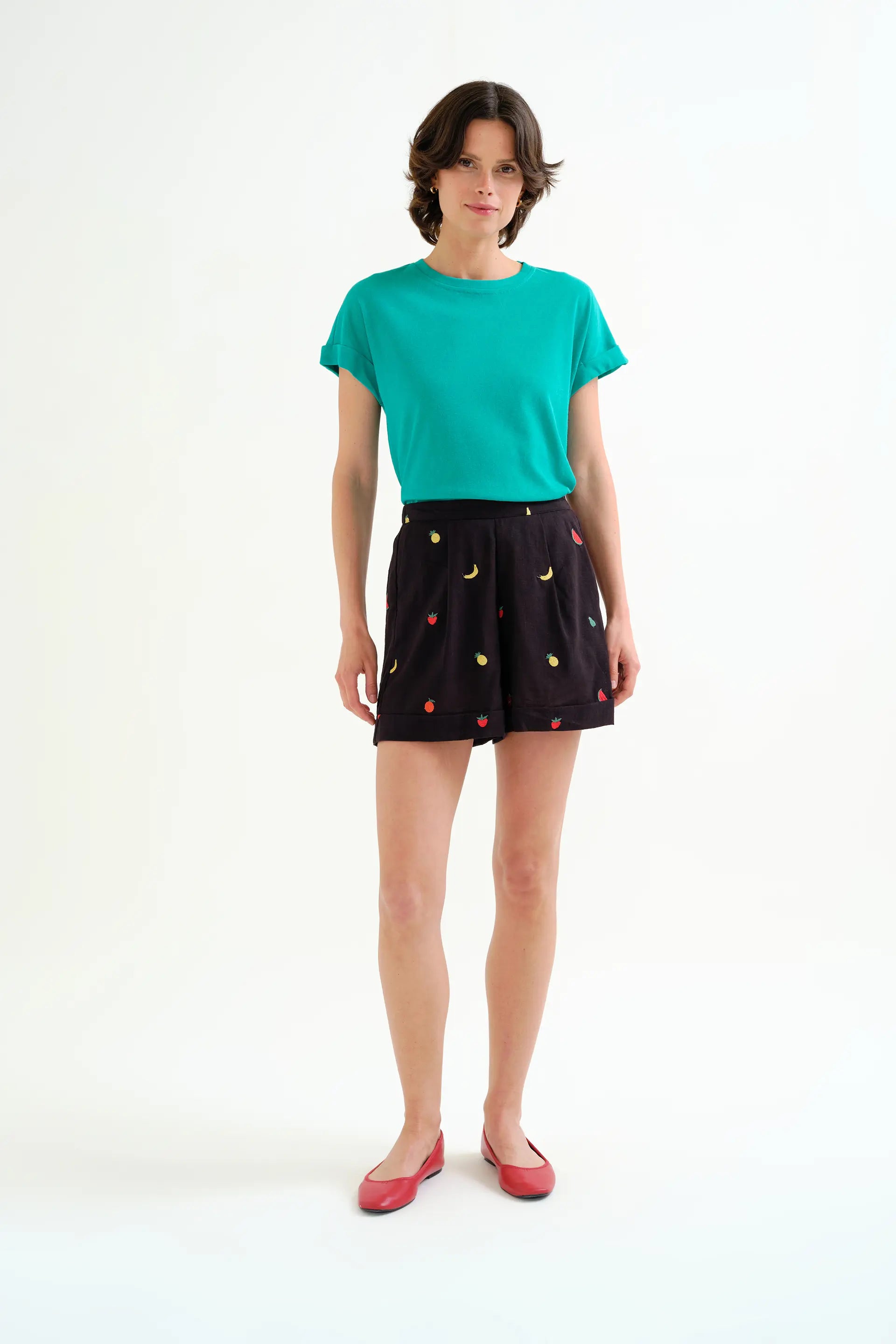 Shorts 100% algodón negro con bordado de Ensalada de frutas