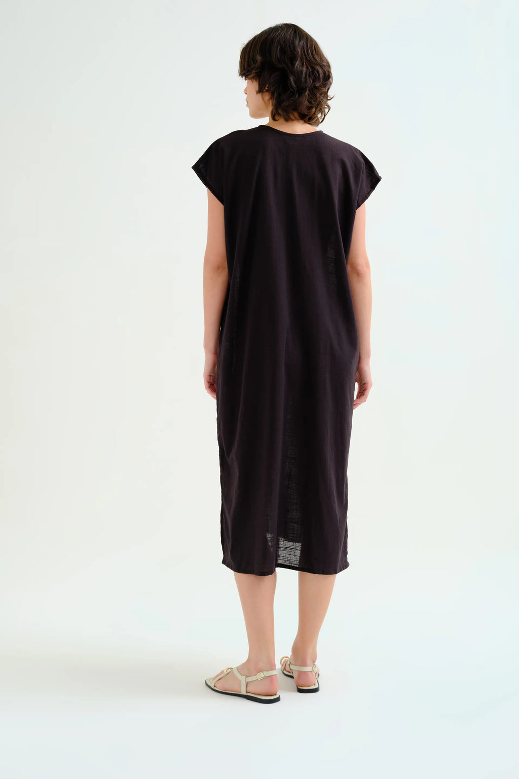Kaftan largo negro con escote blanco