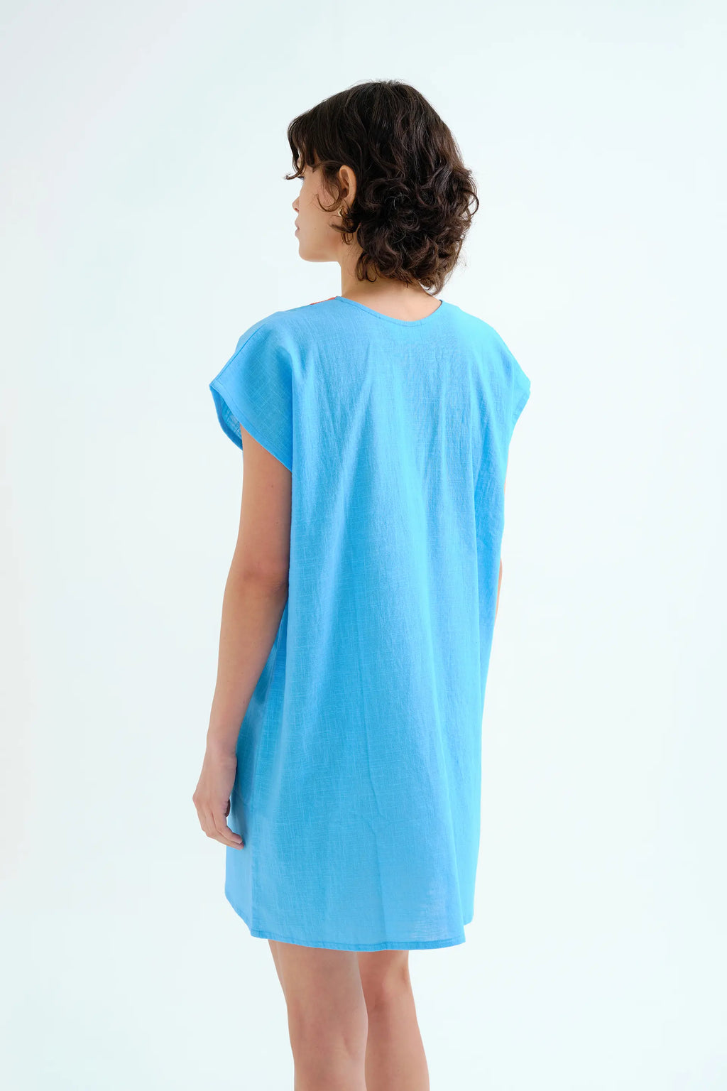 Kaftan corto azul con escote naranja