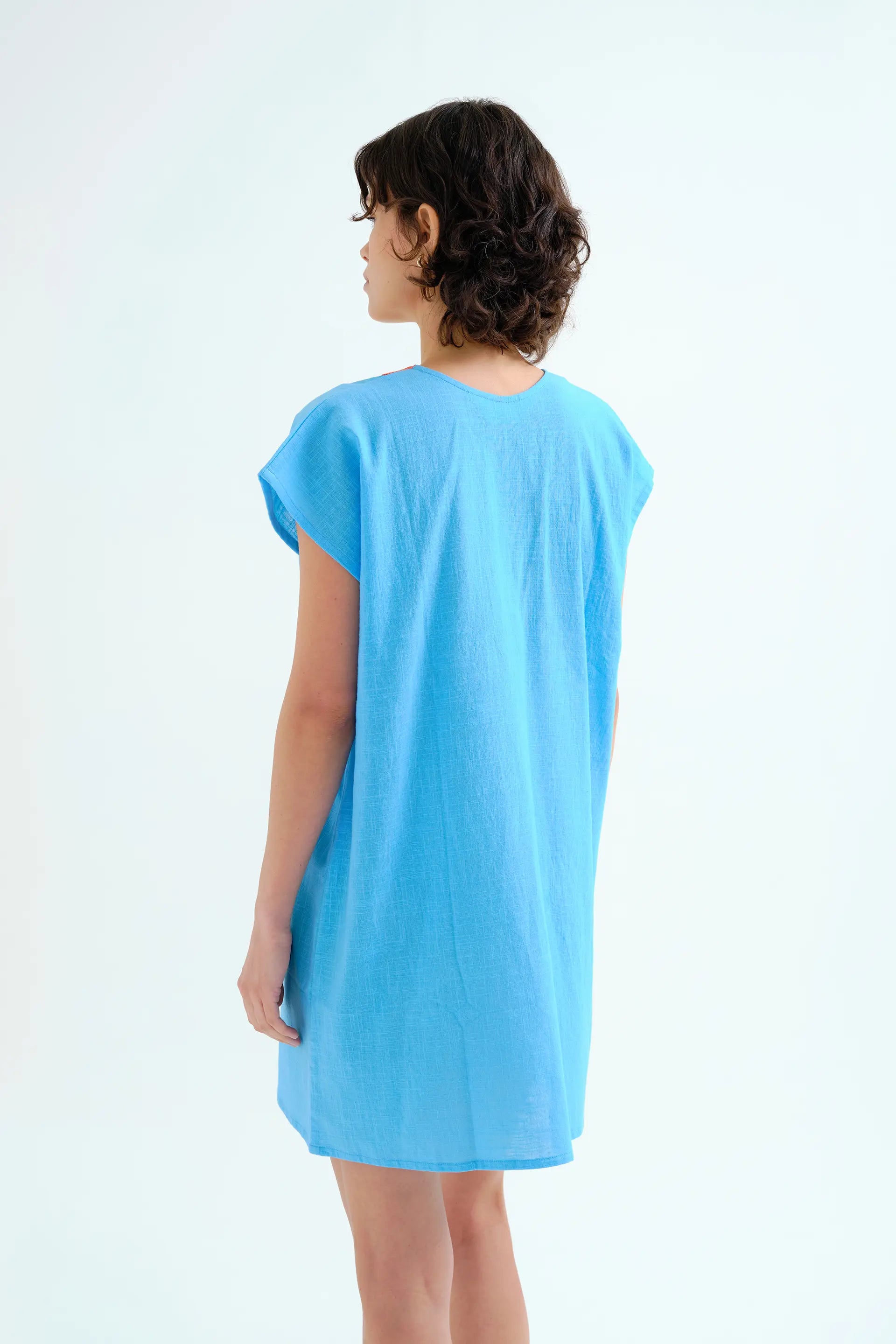 Kaftan corto azul con escote naranja