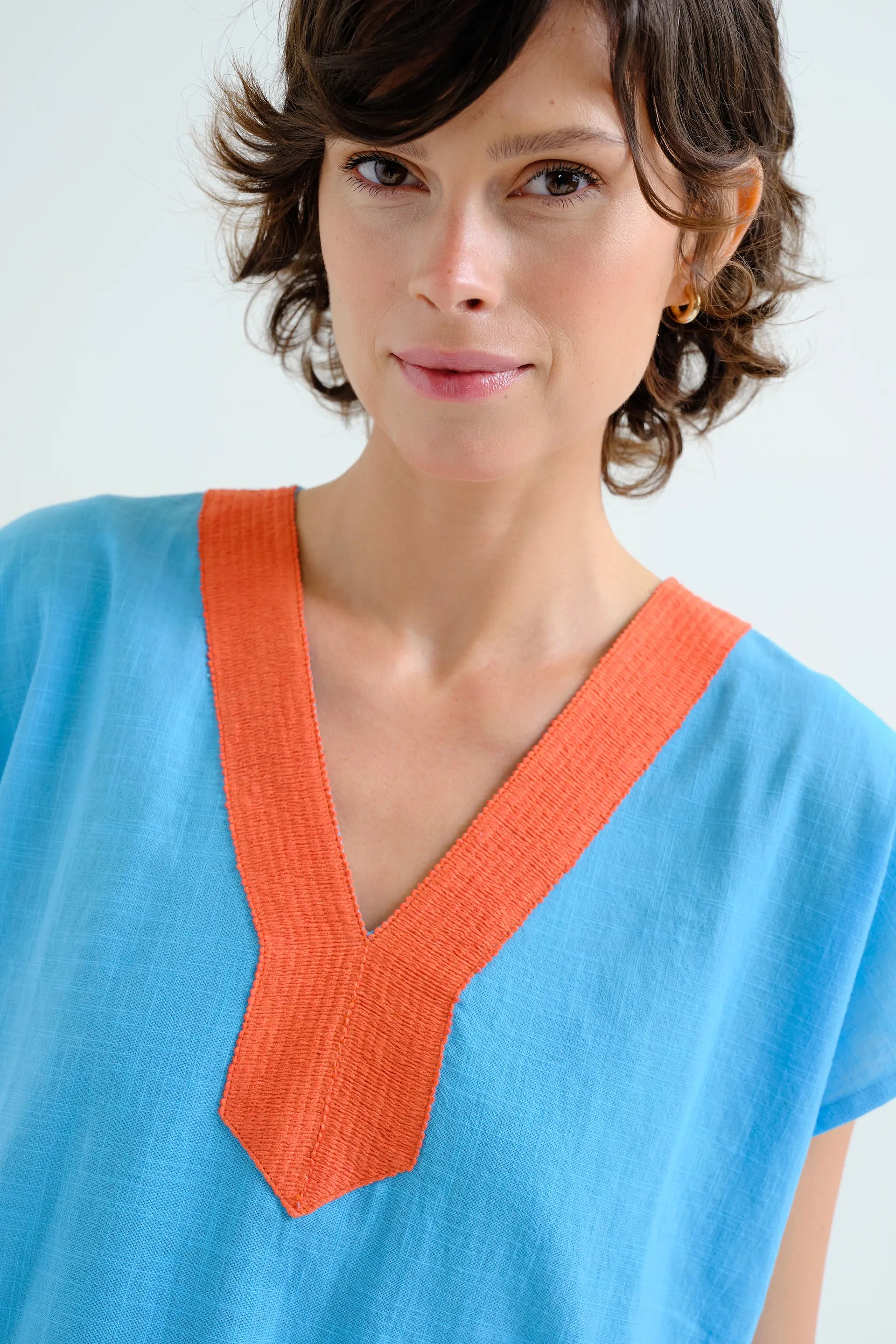 Kaftan corto azul con escote naranja