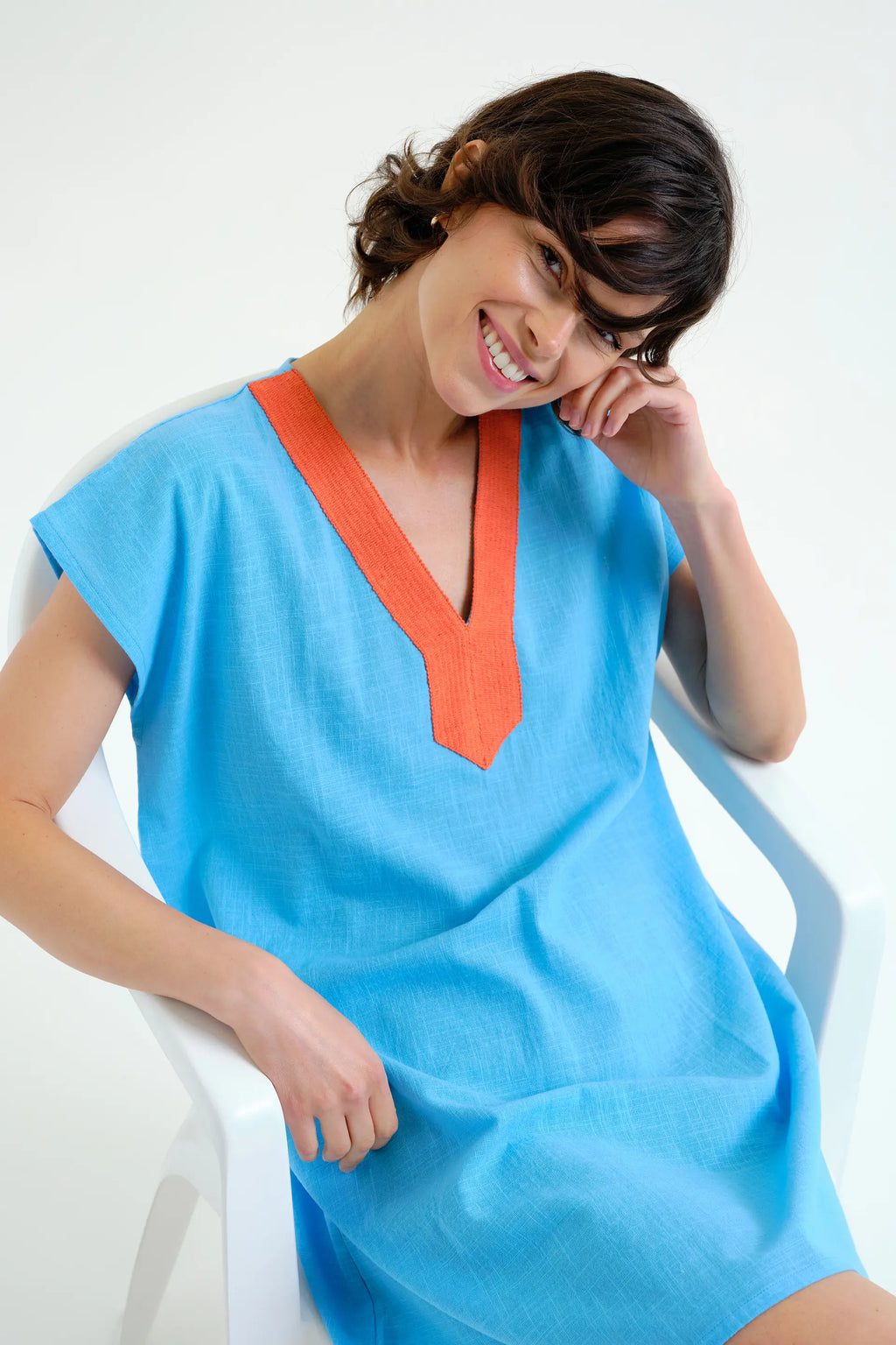 Kaftan corto azul con escote naranja