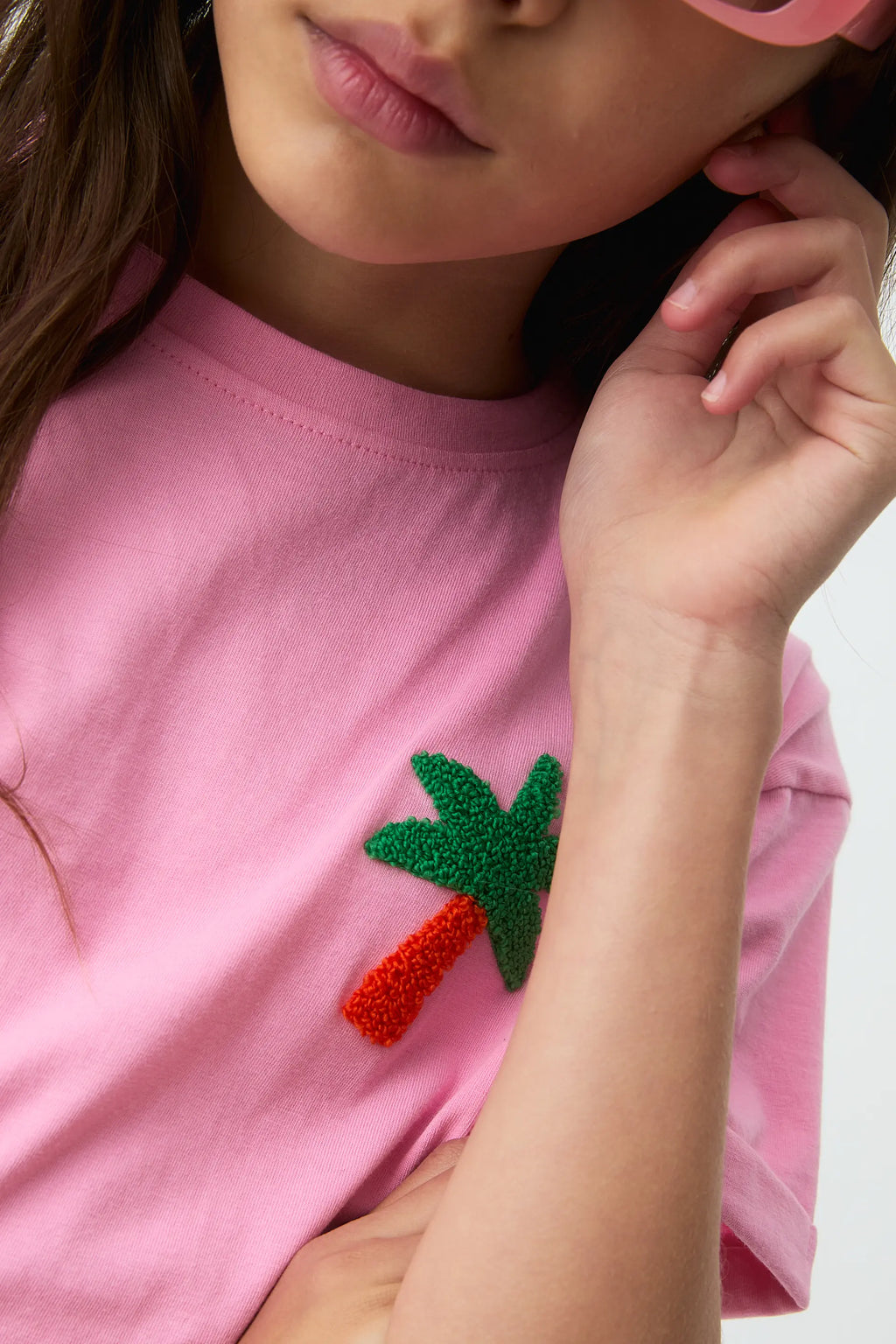 Camiseta de ni?a 100% algod¨®n con parche de palmera