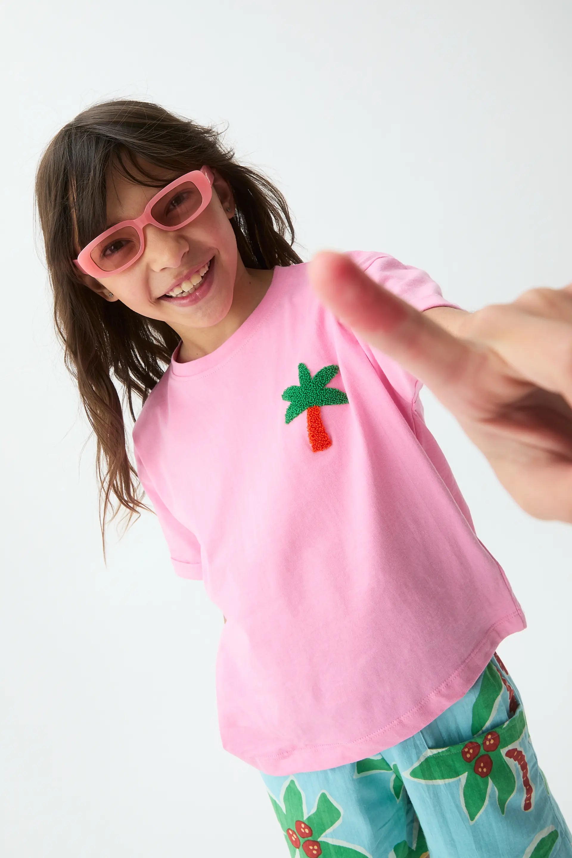 Camiseta de ni?a 100% algod¨®n con parche de palmera