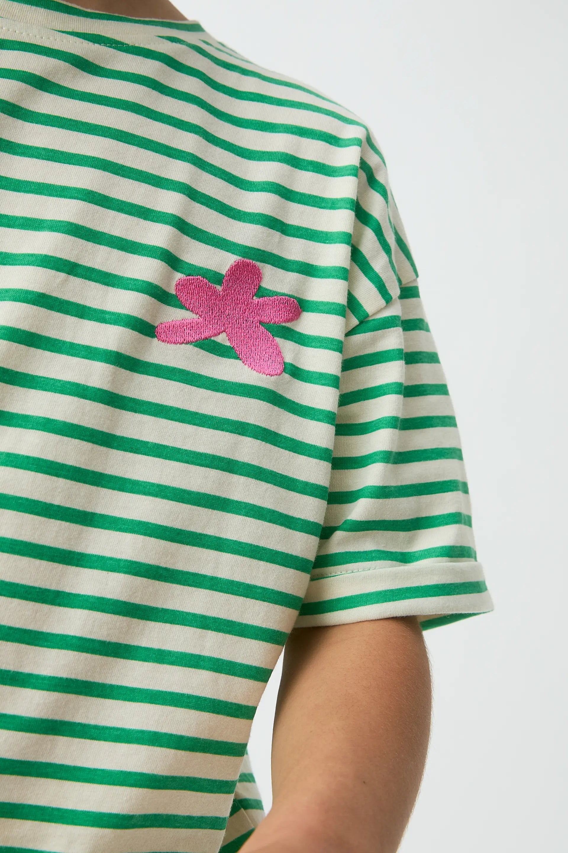 Camiseta de ni?a 100% algod¨®n con estampado de rayas blanco y verde