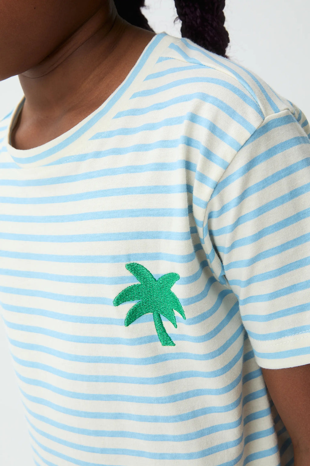 Camiseta de ni?a 100% algod¨®n con estampado de rayas blanco y azul
