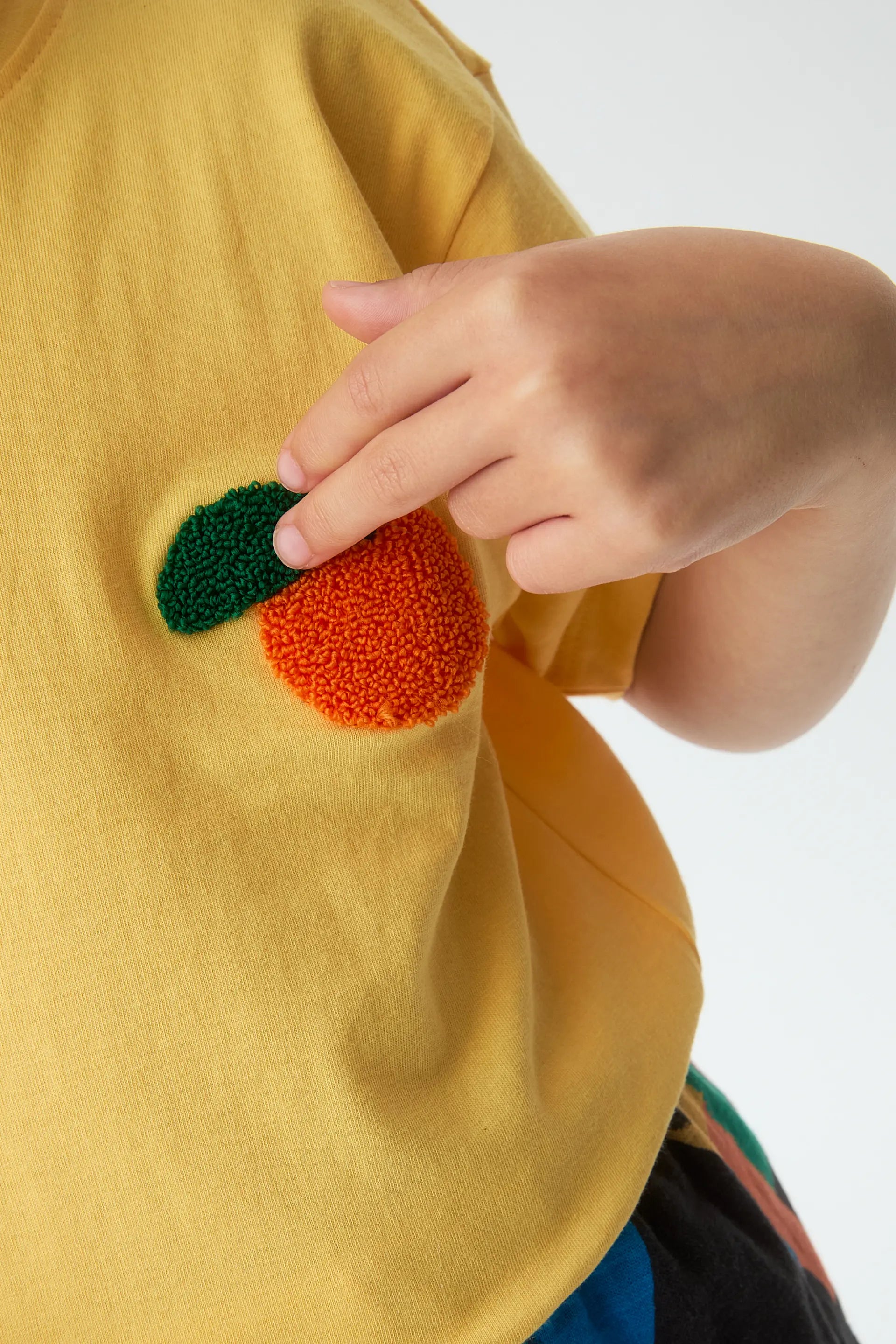 Camiseta de ni?a 100% algod¨®n con parche de naranja