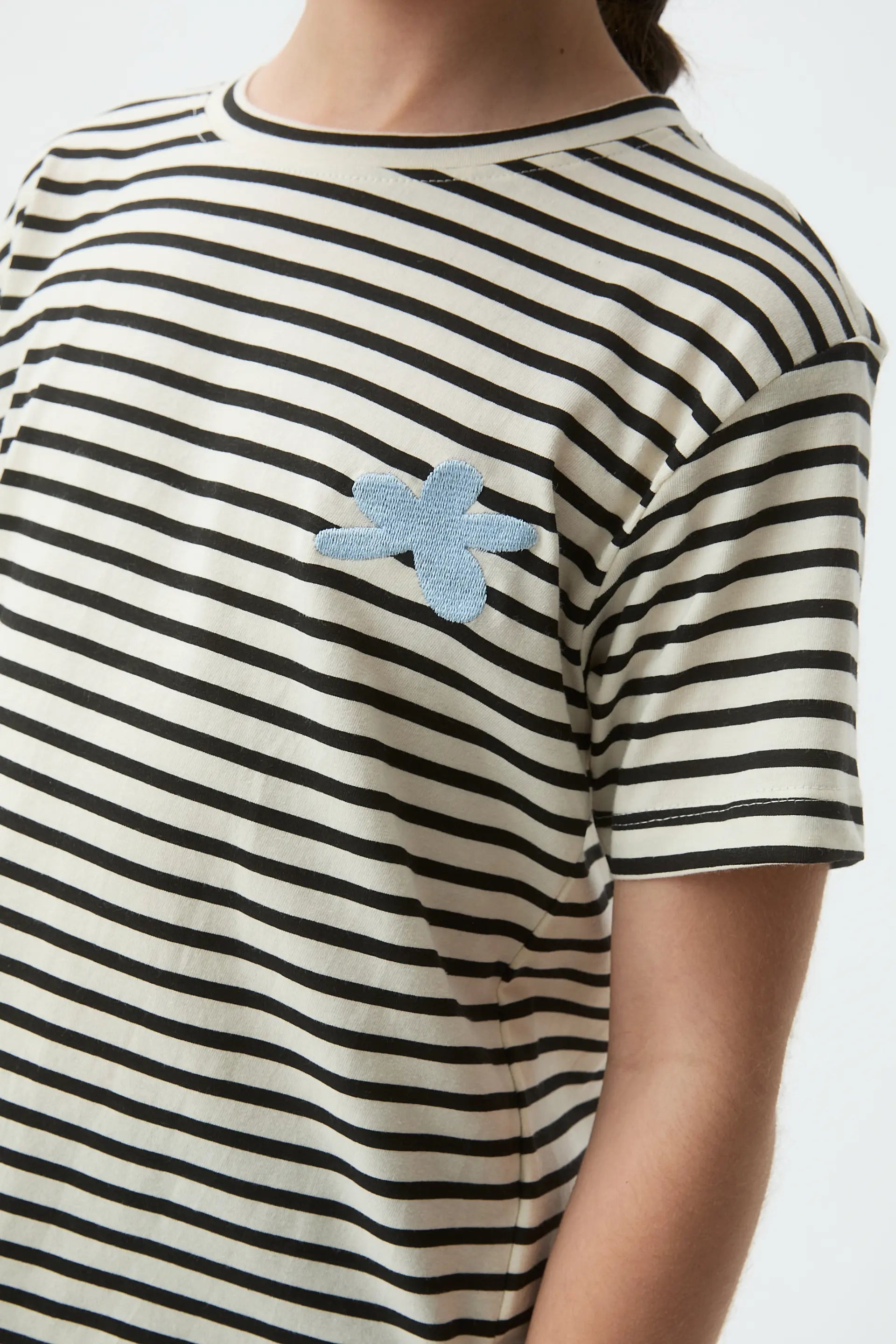 Camiseta de ni?a 100% algod¨®n con parche de flor azul