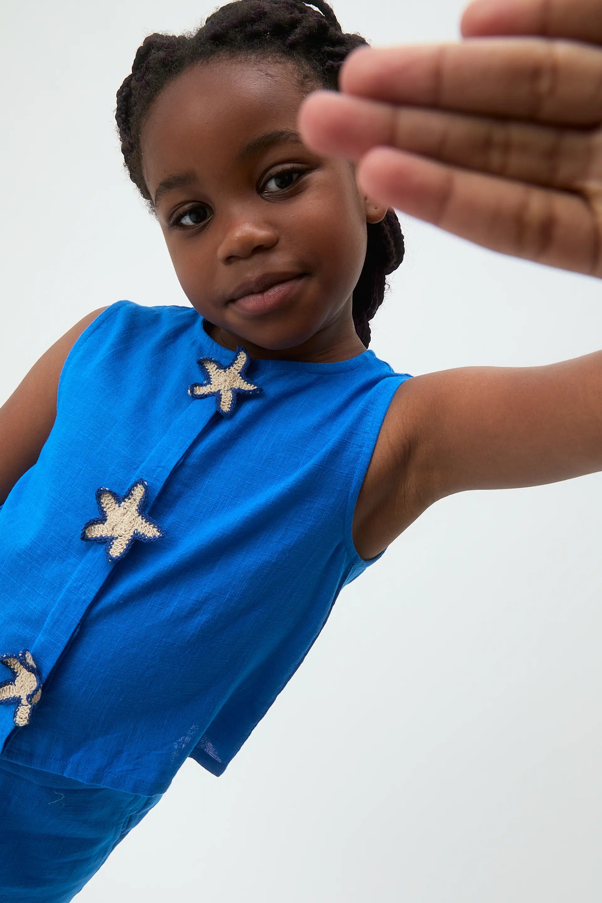 Top de ni?a 100% algod¨®n azul con parche de estrellas